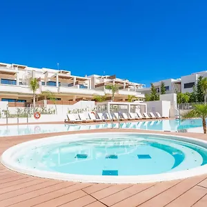 Vida Feliz: Beachside Luxury With Sea Views Apartment